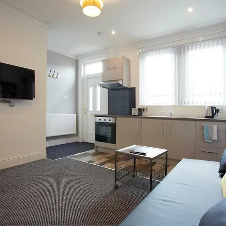 Cozy Modern Townhouse 펜션 리즈